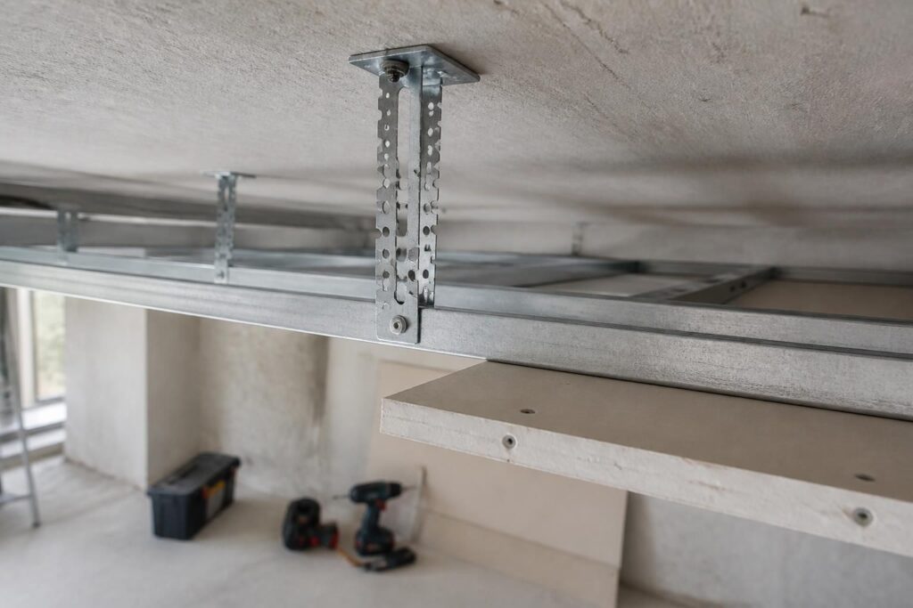 découvrez comment choisir la bonne taille de suspente distancier pour vos fourrures et plaques de plâtre afin d'assurer une installation solide et efficace.